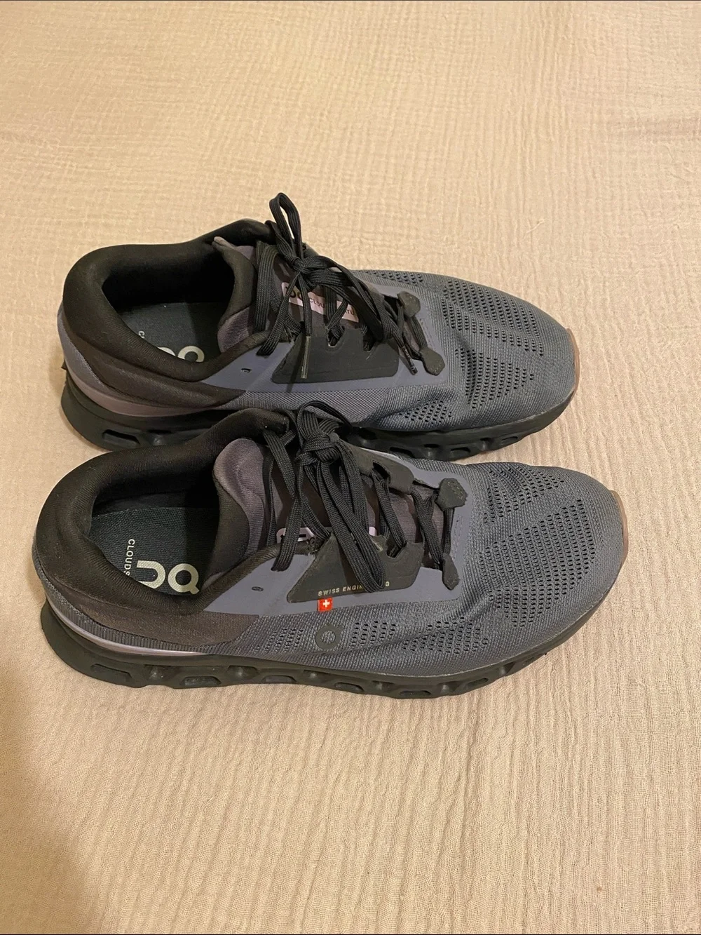 On Cloudstratus 3 running shoe in the Metal/Wisteria colorway 10.5  Women’s